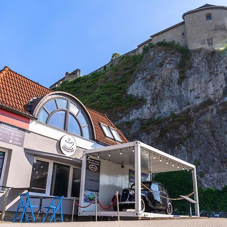 Lovely 4-Bedroom Flat In Historical Center With Stunning View Trenčín 外观 照片