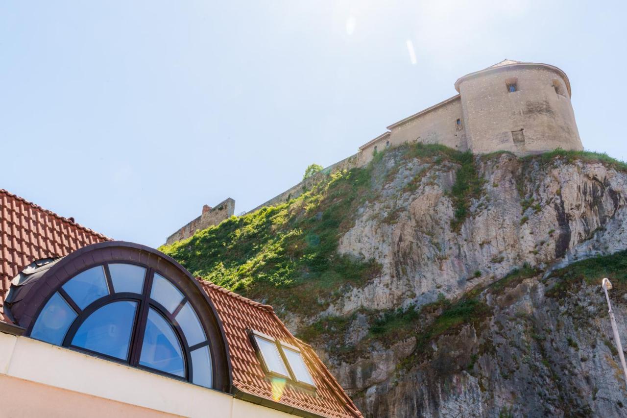 Lovely 4-Bedroom Flat In Historical Center With Stunning View Trenčín 外观 照片