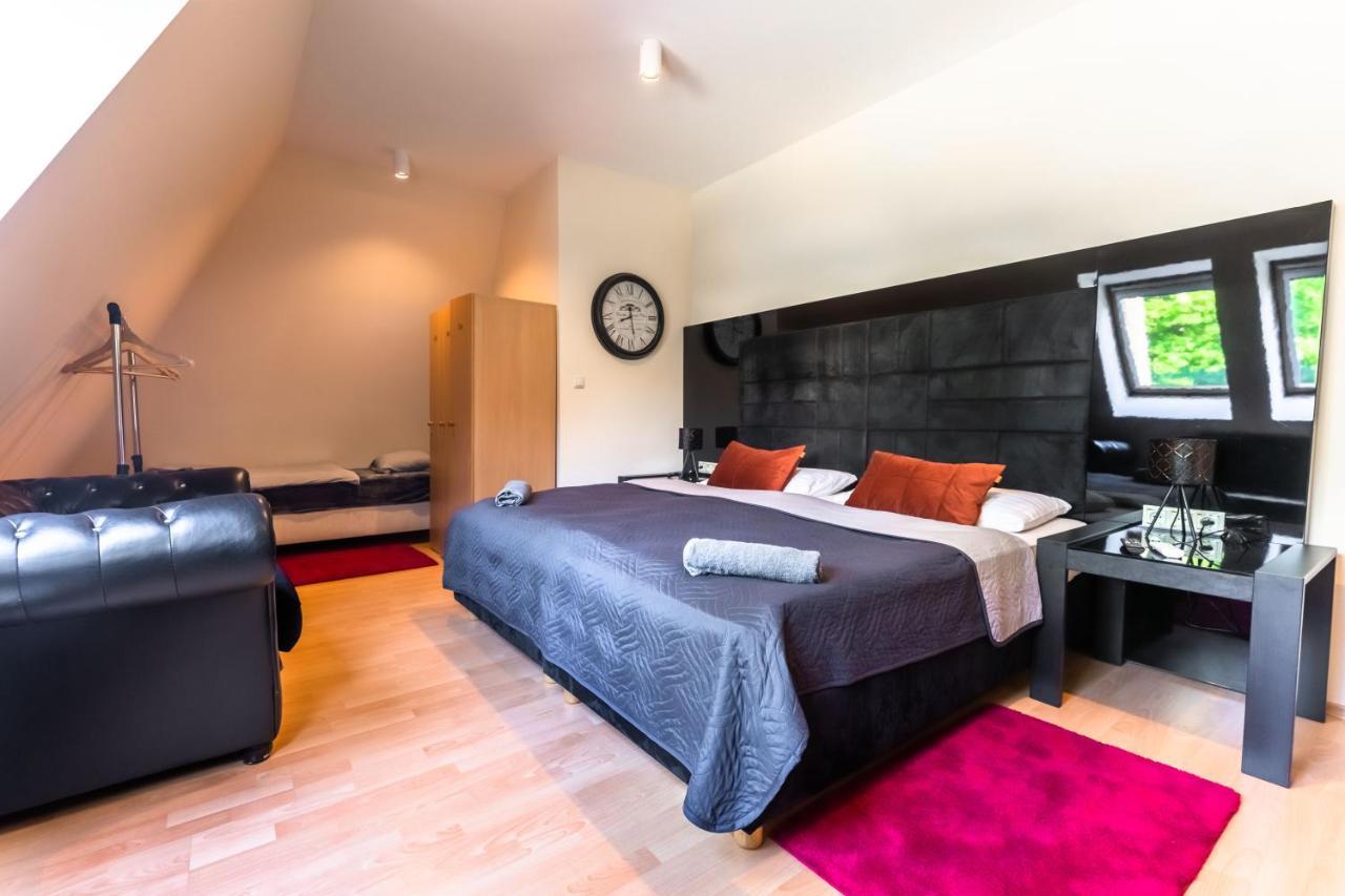 Lovely 4-Bedroom Flat In Historical Center With Stunning View Trenčín 外观 照片